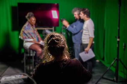une intervenante d'un documentaire en préparation de tournage et essai lumière avant tournage en studio